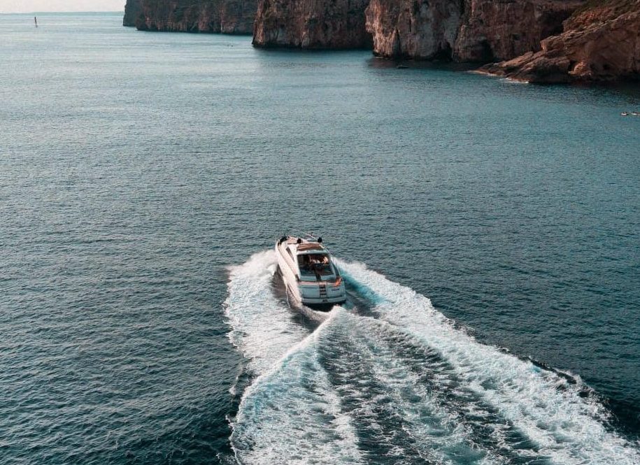 Barco de Yacht Charter Menorca realizando rutas por la isla
